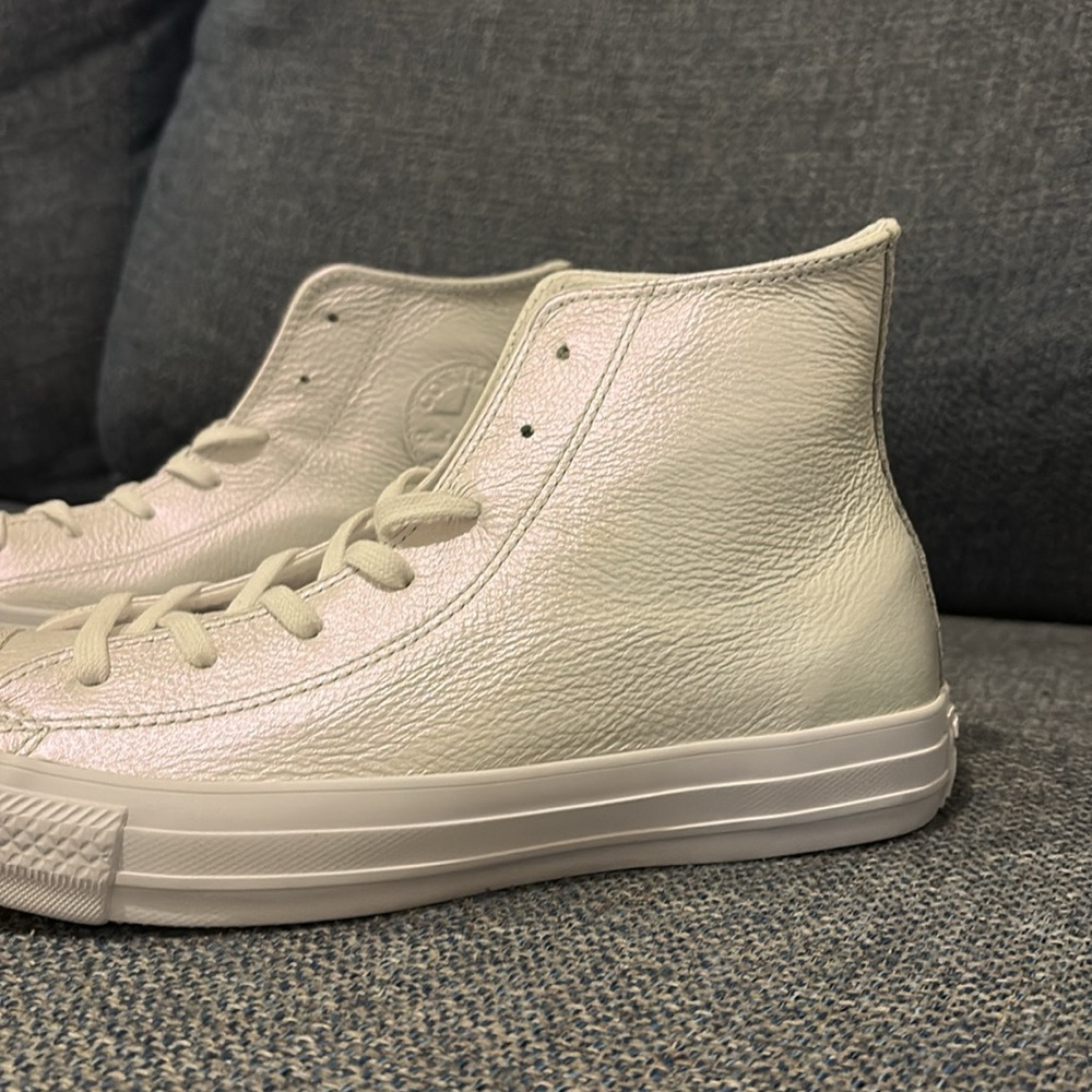 Converse Chuck Taylor All-Star High White Pearlized leather ✨🤍 Women's 8 NEW!!! - Picture 4 of 6